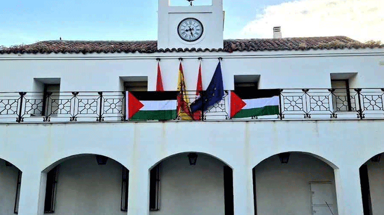 La bandera Palestina luce en el antiguo Ayuntamiento antel el 'genocidio' de Gaza