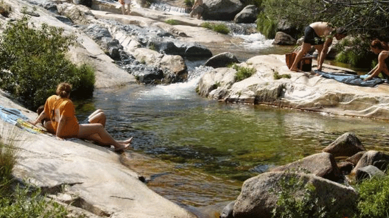 45 multas por bañarse y aparcar en zonas prohibidas de La Pedriza