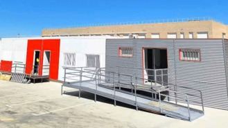 Padres del CEIPSO de Los Molinos denuncian que Secundaria empezó el curso en el patio y sin barracones habilitados