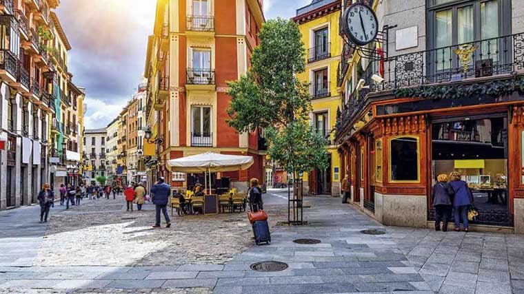 Vecinos del Barrio de las Letras piden en el Pleno de Centro que el Ayuntamiento apruebe una tasa turística