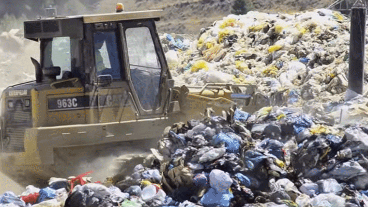 Protesta con prendas hechas de basura contra la llegada de más residuos a Valdemingómez