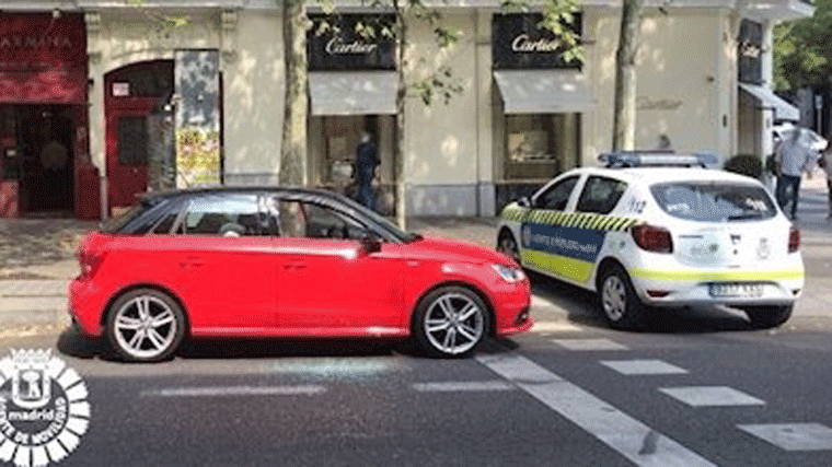 Rescatan a un bebé del interior de un coche a 37 grados