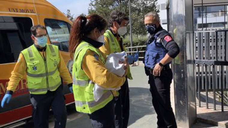 Hallan un bebé abandonado en el interior de una bolsa de cartón en Fuencarral