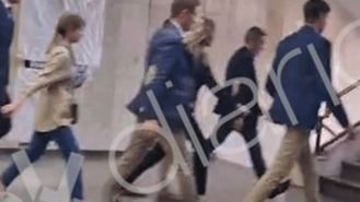 Gómez accede por el garaje a la Asamblea y entra a la comisión arropada por Lobato