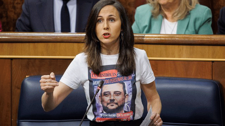 Belarra se enfunda una camiseta con el hermano de Ayuso y denuncia la 'mordida' en el debate con el PP sobre supermercados