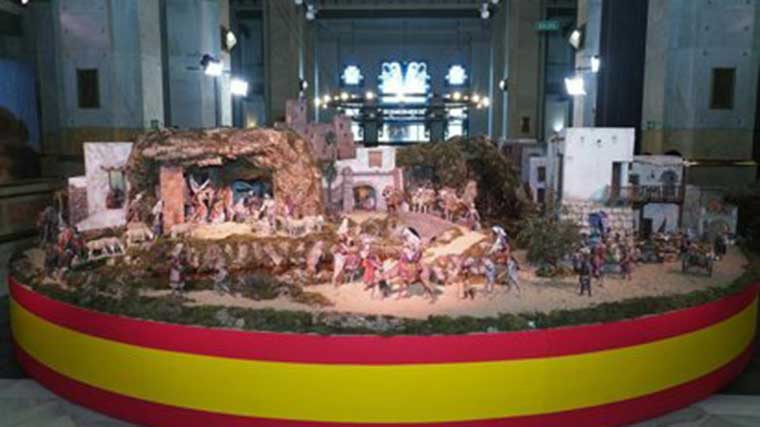 200 figuras dan vida al belén circular del Ayuntamiento, de acceso gratuito previa retirada de pase