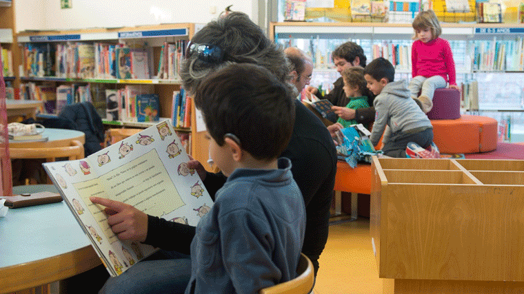 Los menores de edad, principales demandantes del servicio de préstamo de libros