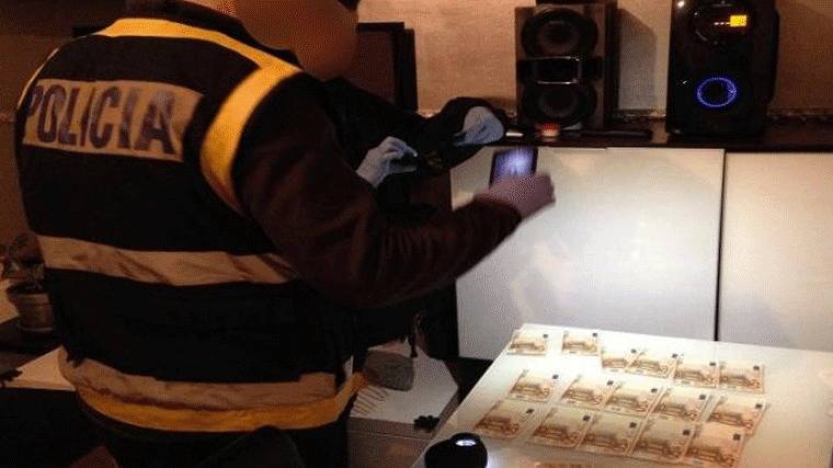 20 detenidos por distribuir billetes falsos de 20 y 50 € desde un piso de Villaverde