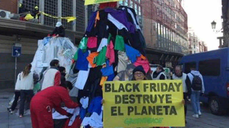 Montañas de residuos en el centro de Madrid contra el Black Friday
