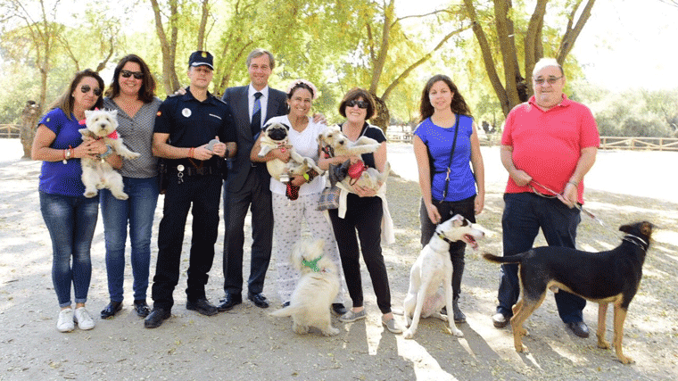 La policía adquiere un lector de microchip para identificación directa de perros y gatos