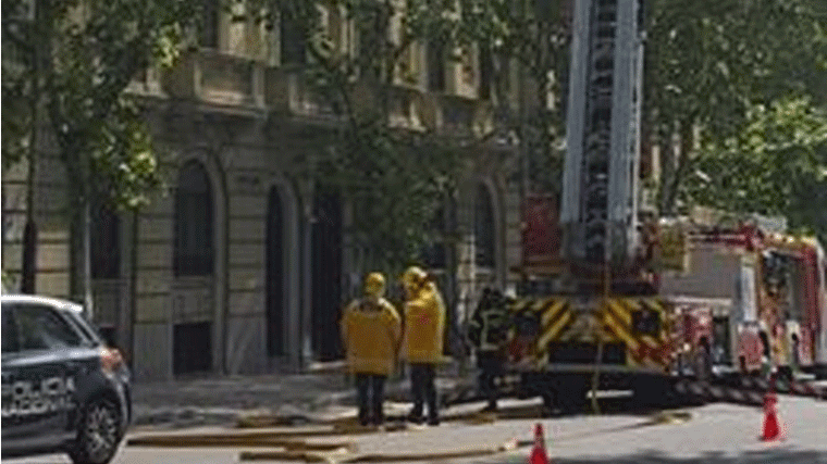 Los bomberos sofocan un aparatoso incendio en una vivienda de Martínez Campos