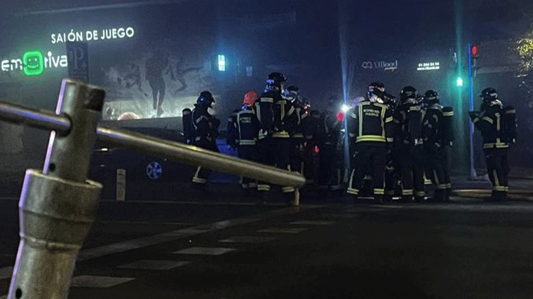Un vehículo incendidato en un aparcamiento obliga a cortar el tráfico en el centro de Madrid
