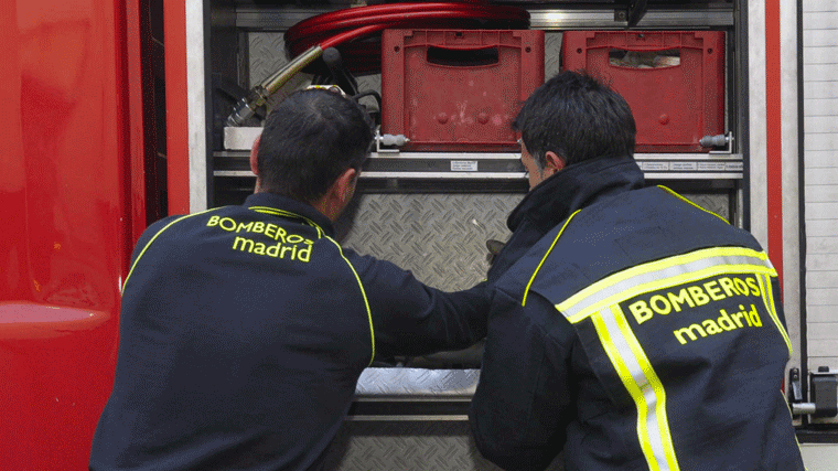 Sofocado un incendo en un bloque de viviendas de Carabanchel, con una mujer intoxicada leve
