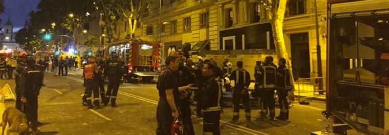 Los bomberos desescombran a mano para llegar a los obreros atrapados