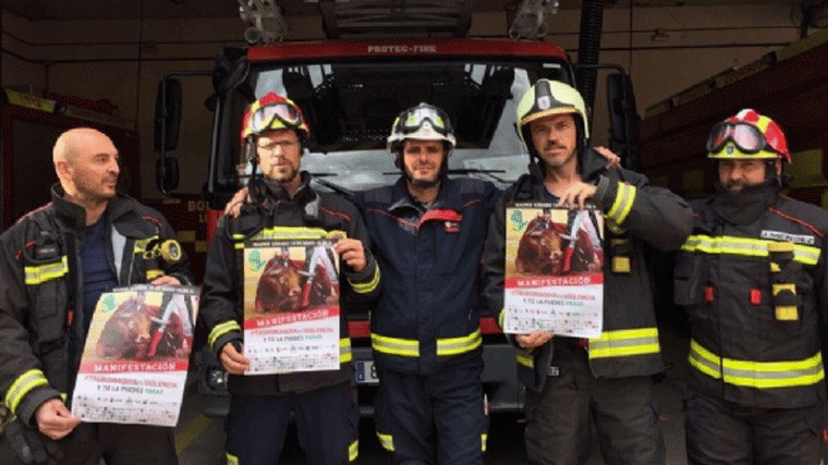 Expediente contra 5 bomberos por apoyar uniformados una manifestación antitaurina