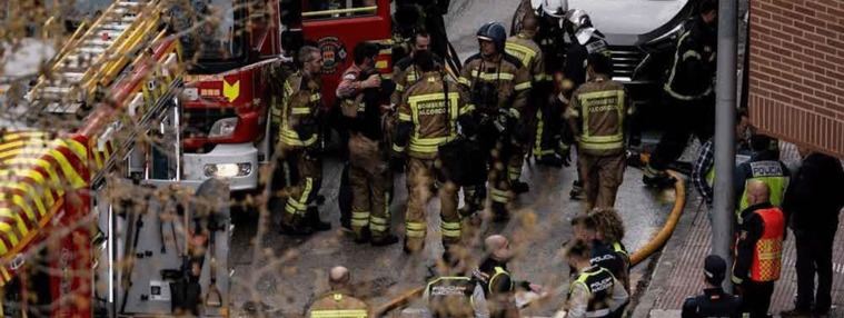 Mueren dos bombertos y 14 más heridos, uno grave, en el incendio de un garaje en Alcorcón