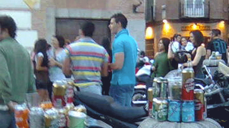 Vecinos de Latina se movilizan contra los 'constantes ruidos' de terrazas y botellones