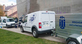 La brigada anti-pintadas ha borrado 2.000 grafitis este año