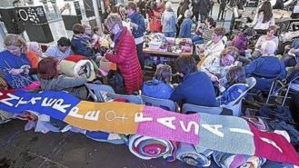 Los vecinos amplían la `bufanda de Astigarraga' contra la violencia sexista