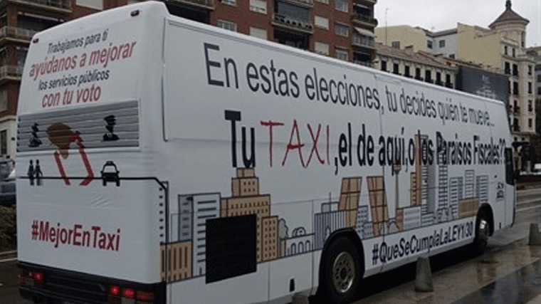 Taxistas fletan un bus vinilado para pedir el voto para las formaciones que defienden al sector