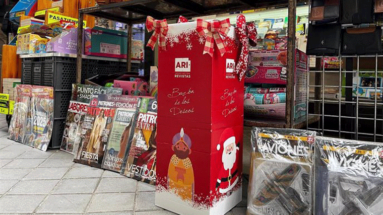 Los quiosqueros de Madrid se convierten en emisarios de los Reyes Magos y Papá Noel con el `Buzón de los Deseos´