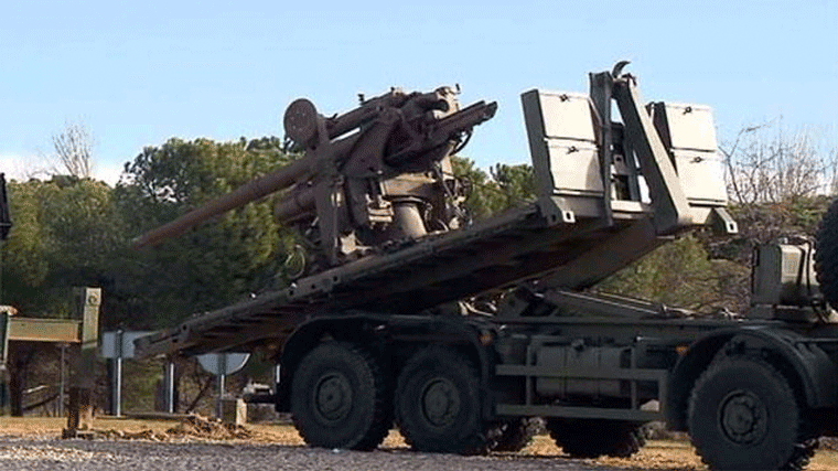 Defensa retira el cañón de la Brigada Cóndor que se exhibía en una plaza de Fuencarral