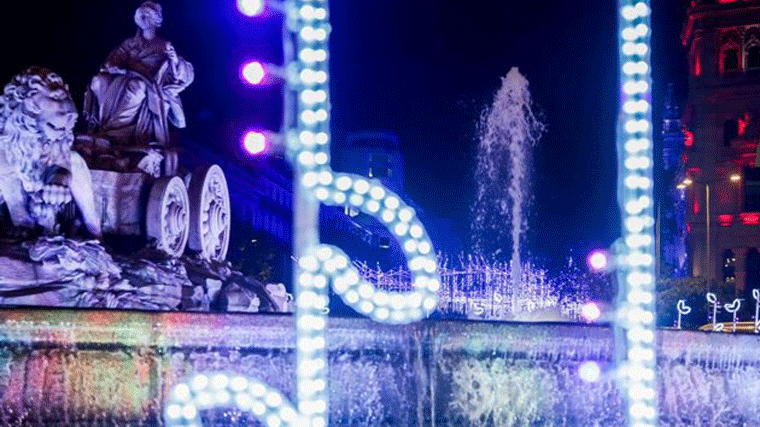 El Ayuntamiento comienza a instalar las cadenetas de las luces de Navidad de la capital