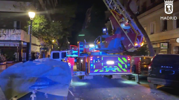 Al menos cinco intoxicados leves en el incendio de un edificio de ocho plantas en Chamberí