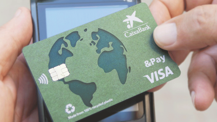 CaixaBank comieza a sustituir sus tarjetas de plástico por materiales reciclados