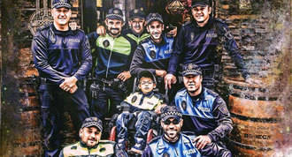 Policías locales posan en un calendario para recaudar fondos para un niño