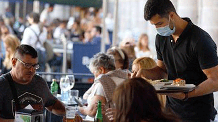 Madrid, entre las provincias que buscan más camareros y cocineros para el verano