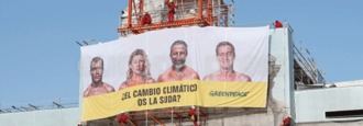La moda de las lonas: Greenpeace cuelga una en la Puerta de Alcalá con los candidatos
