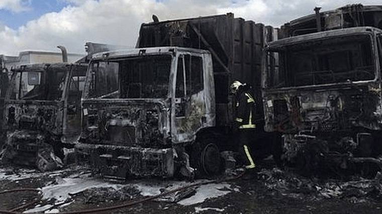 Cuatro camiones de recogida de basura arden en un incendio