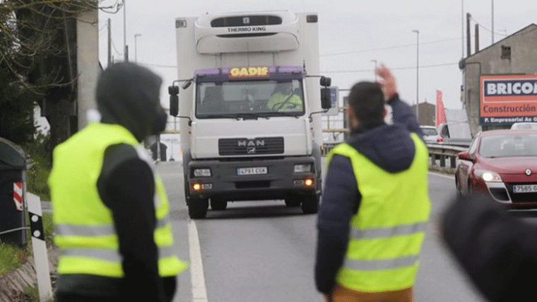 Normalidad en el primer día de huelga de camioneros con casos de incendios de neumáticos