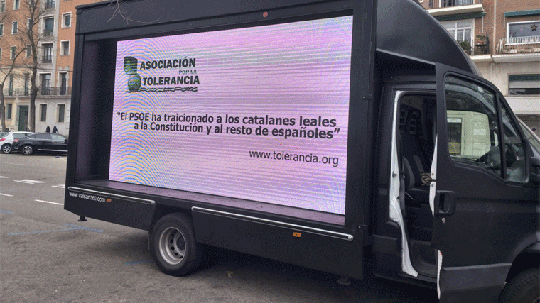 Un camión recorre Madrid con declaraciones de los 'aliados' de Sánchez