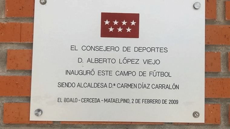Retiran la placa de López Viejo del campo de fútbol de Cerceda