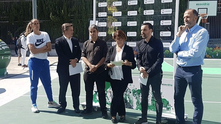 Lavapiés cuenta con la primera cancha de baloncesto hecha con vídrio reciclado del mundo