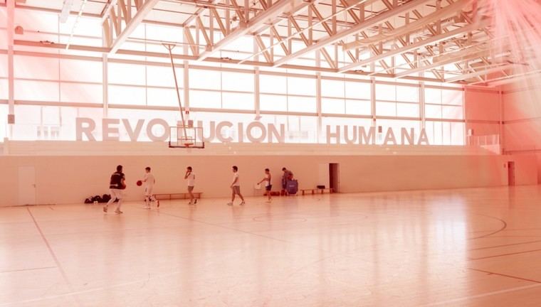 La UFV se ilumina de rojo para concienciar sobre la persecución cristiana durante la REDWEEK