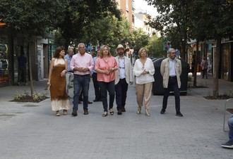 Carabanchel presenta la nueva calle de la Laguna tras su remodelación peatonal