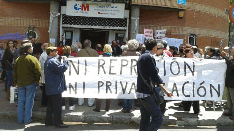 Nuevas movilizaciones en los centros de salud de Carabanchel por el 'desastre' sanitario