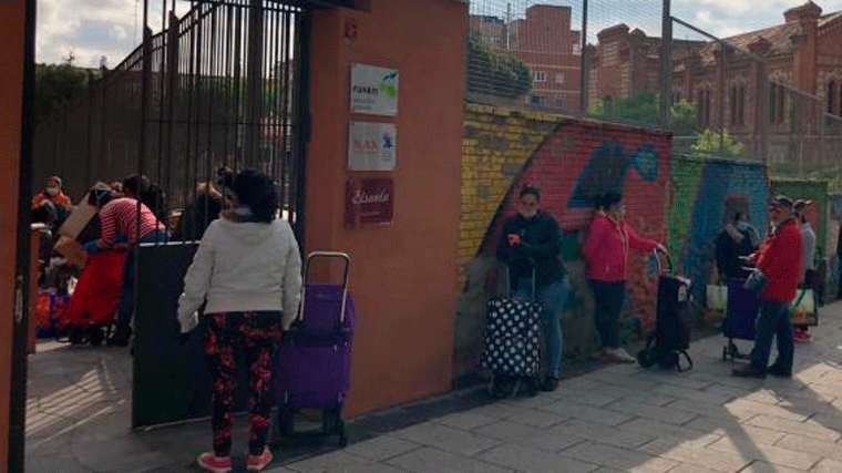 La despensa solidaria de Carabanchel se concentra, 'no se atiende a todas las familias necesitadas'