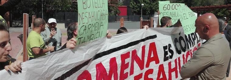 Escrache a Carmena en Moratalaz: Es 'cómplice' de los desahucios