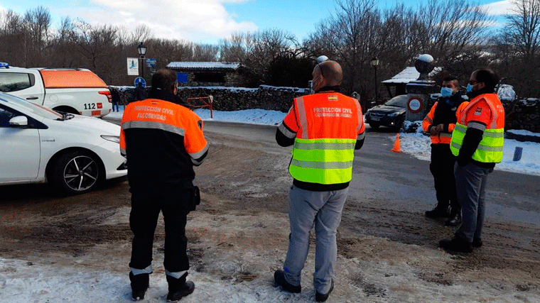 La Guardia Civil vuelve a cortar la carretera de acceso a Navacerrada
