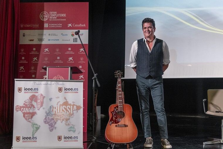 Carlos Vives expresa su orgullo hispanoamericano en cursos de verano