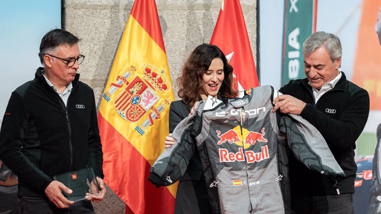 Ayuso ensalza los valores y trayectoria de Carlos Sainz: 'Tenermos al mejor piloto de rallys del mundo'