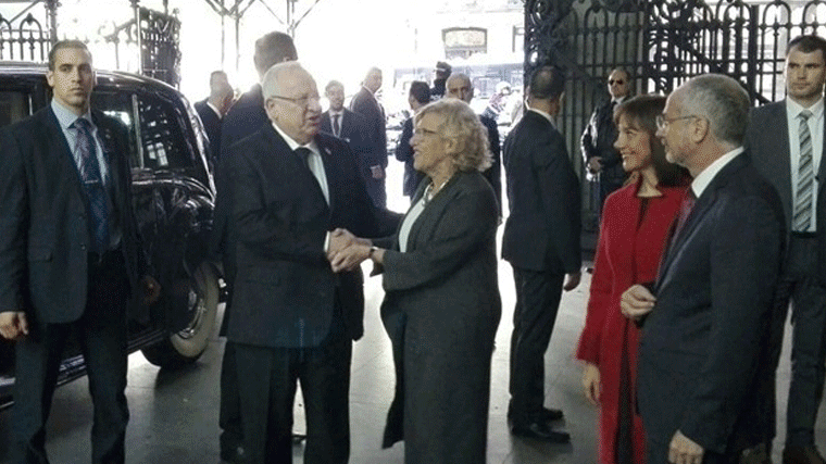 Carmena entrega las Llaves de Oro al presidente israelí con una protesta ante Cibeles