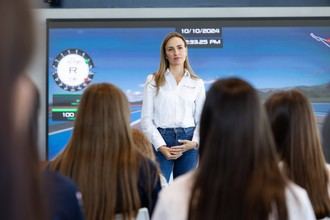 Carmen Jorda inspira a jóvenes pilotos en el regreso de la F1 a Madrid
