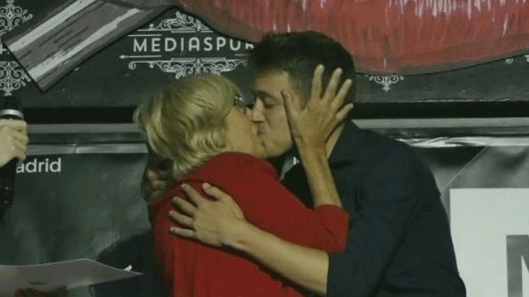 Carmena y Errejón, campaña con beso en la boca en una fiesta LGTBi