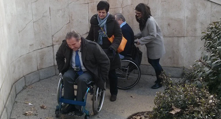 Carmona en silla de ruedas para denunciar una ciudad "inaccesible"