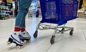 Carrefour lanza 'Roller-Hour' para que los clientes patinen en sus hipermercados